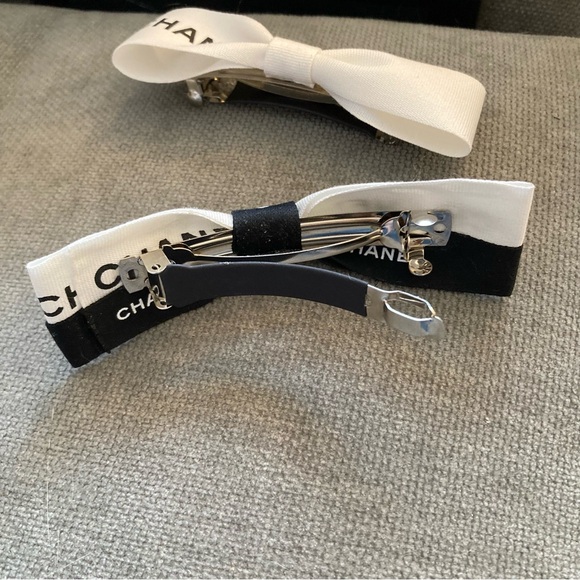 Authentic Chanel Gift Wrapping Ribbon on Barrette - Picture 2 of 16